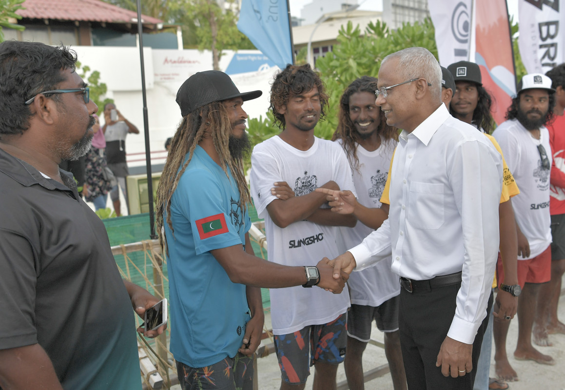 24 ޖޫން 2019 --ރާޅުގުޑީގެ ހަރަކާތްތައް ބައްލަވައިލައްވާ ރައީސް ސާލިހް ބައިވެރިންނާއި ބައްދަލުކުރެއްވުން.-- ފޮޓޯ: ރައީސް އޮފީސް