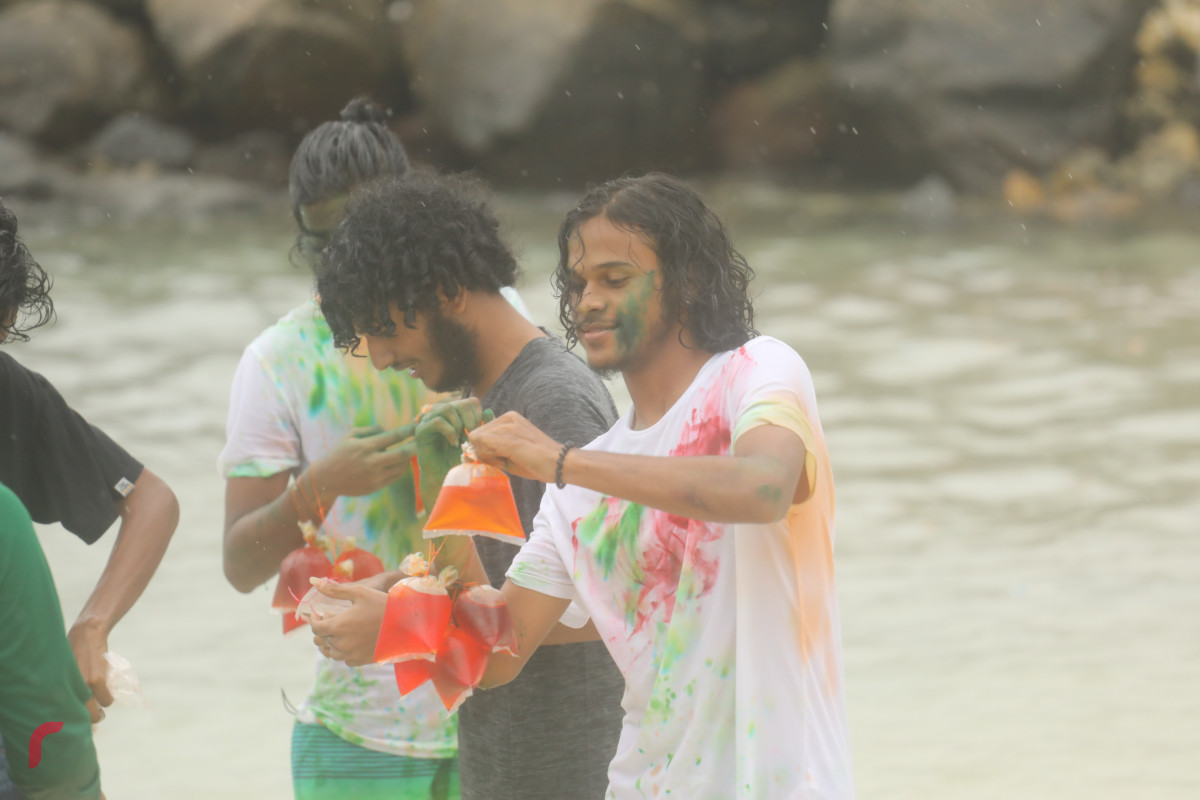 04 ޖޫން 2019 -- ރަސްފަންނު ސަރަހައްދުގައި މީހުން ފެންކުޅި ކުޅުމާއި މޫދަށް އެރުމުގައި-- ފޮޓޯ: ޝުއައިބް މުހައްމަދު