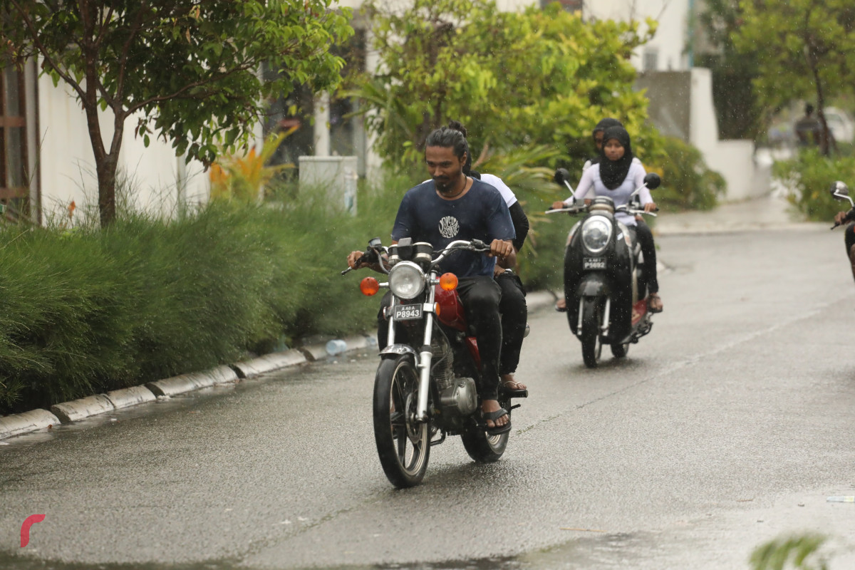 04 ޖޫން 2019 -- މިއަދު މާލެ އަށް ދަނީ ބޯކޮށް ވިއްސާރަކުރަމުން، ވާރޭގައި ދުއްވާފައި ދިޔަ ސައިކަލްތަކެއް -- ފޮޓޯ: ޝުއައިބް މުހައްމަދު