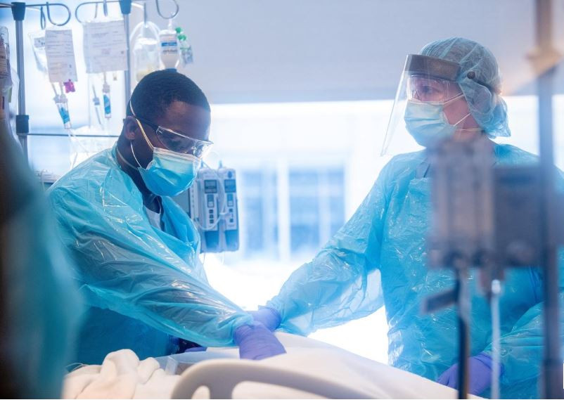 ޗިކާގޯގެ ހޮސްޕިޓަލެއްގައި ކޮވިޑް-19 ބަލި މީހަކަށް ފަރުވާދެނީ