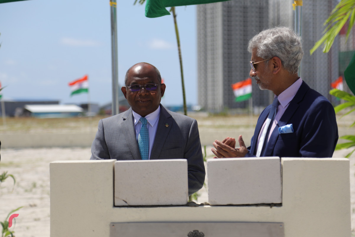 04 ސެޕްޓެމްބަރ 2019، ހުޅުމާލެ، ހުޅުމާލެ ފޭސް 2ގައި އިމާރާތްކުރަން ހަމަޖެހިފައިވާ އިންޑިއާ އެމްބަސީގެ އާ އިމާރާތުގެ ބިންގާ އެޅުމުގެ ރަސްމިއްޔާތުގެ ތެރެއިން އިންޑިއާގެ އެކްސްޓާނަލް އެފެއާޒް މިނިސްޓަރު ޑރ. ސުބްރަމާނިއަމް ޖައިޝަންކަރު އަދި ފޮރިން މިނިސްޓަރ އަބްދުﷲ ޝާހިދު ބިންގާ އަޅުއްވައިދެއްވަނީ--ފޮޓޯ: ޝުއައިބް މުހައްމަދު