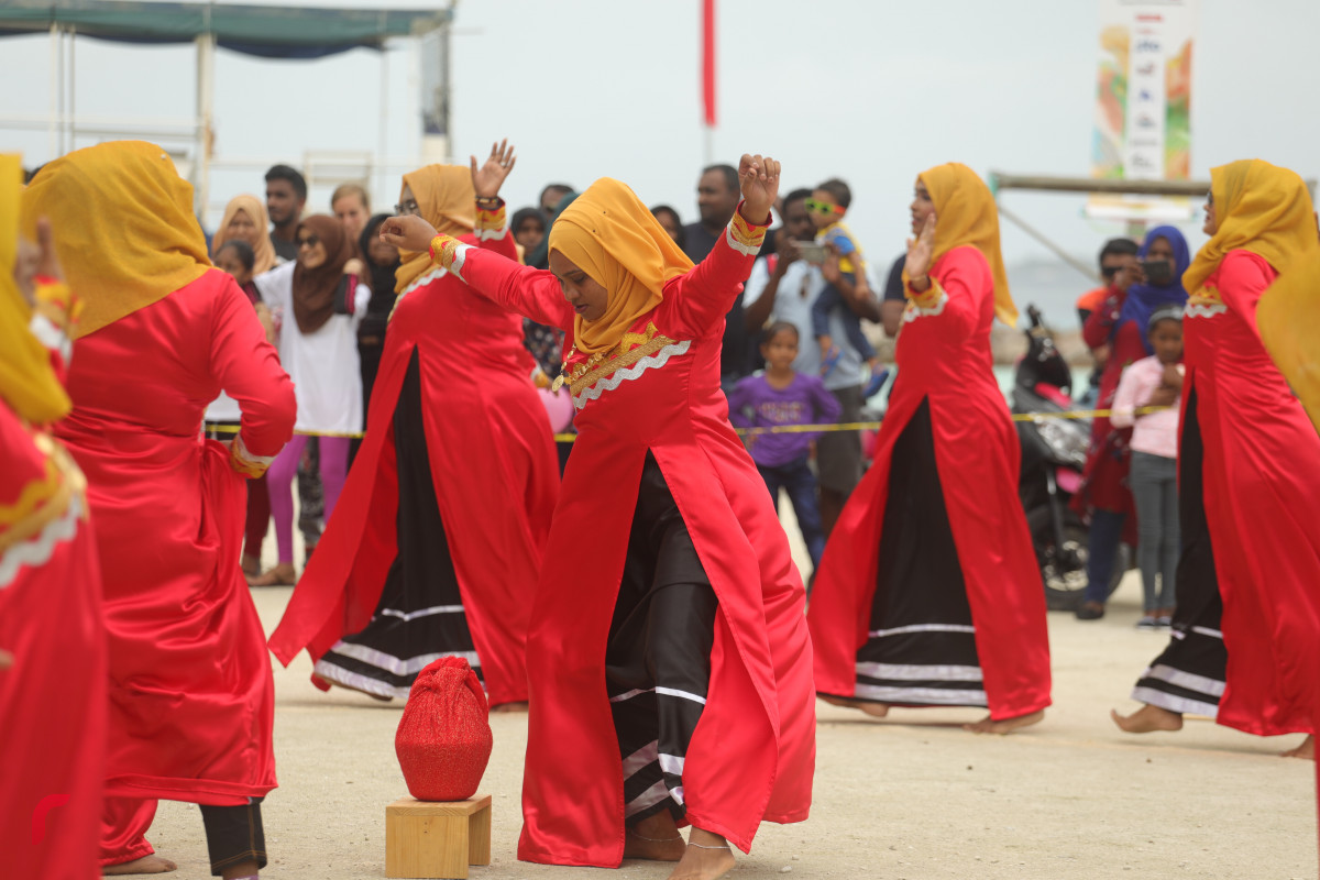 12 އޯގަސްޓް 2019/ ހއ.ހޯރަފުށި --ހޯރަފުށީގައި ކުރިޔަށް ގެންދެވުން އަންހެންވެރިންގެ ދަފި ނެގުމުގެ ހަރަކާތުގެ ތެރެއިން. މި ހަރަކާތުގައި ވަނީ ހޯރަފުށީގެ ތާރީހު ދައްކުވައިދޭ ތަމްސީލެއްގެ އިތުރުން ސަގާފީ ހަރަކާތްތަކެއް ކުރިޔަށް ގެންގޮއްސައި-- ފޮޓޯ: ޝުއައިބް މުހައްމަދު