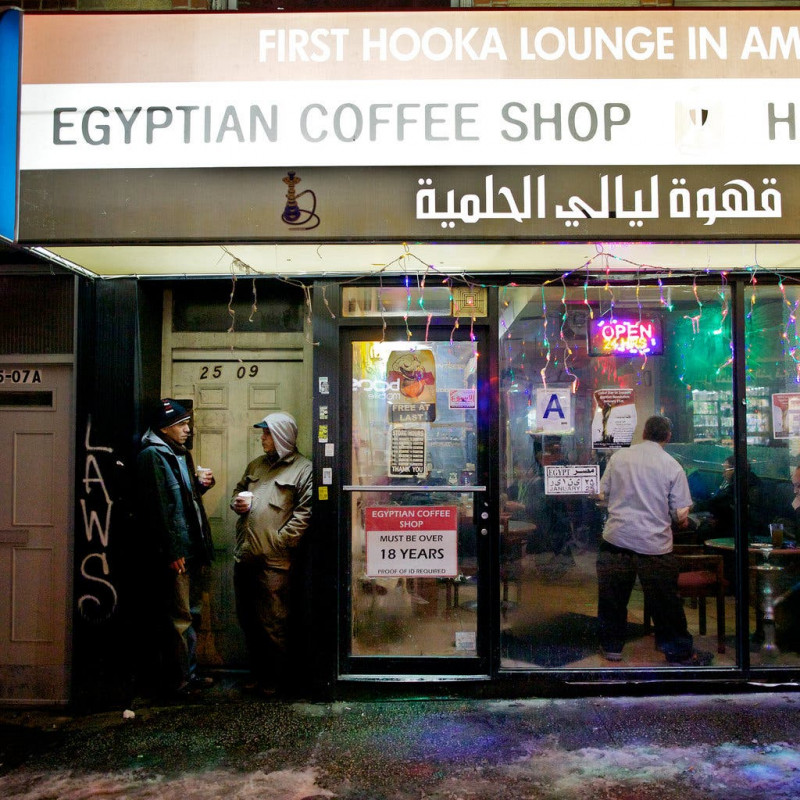 މިސްރުގެ ކޮފީ ޝޯޕެއްގެ ބޭރުގައި ބަޔަކު ކޮފީބޯން މަޑުކޮށްލައިގެން