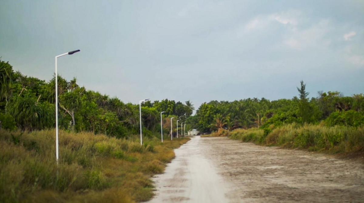 ހދ. ކުމުންދޫގެ މަގުތަކުގައި ސޯލާ މަގުބައްތި ހަރުކޮށްފައި