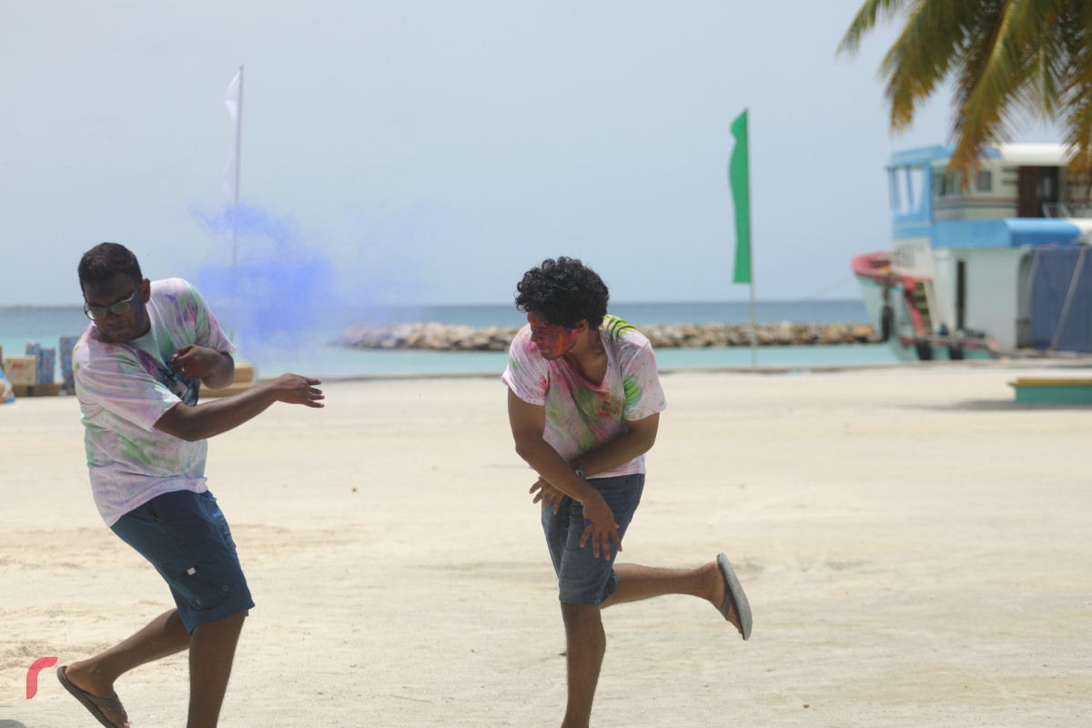 11 އޮގަސްޓު 2019/ ހއ.ހޯރަފުށި --އީދު ފާހަގަކުރުމުގެ ގޮތުން ރަށުގެ ކުދި ބޮޑު އެންމެން މަގުތަކަށް ނިކުމެ ކުލައާއި ފެން ޖަހަނީ-- ފޮޓޯ: ޝުއައިބް މުހައްމަދު