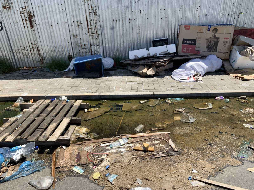 އިންޑަސްޓްރިއަލް ވިލެޖް ސަރަހައްދުގެ އެއް ފަރާތުގައި ކުނި ޖަމާކޮށްފައިވާއިރު، އެ ސަރަހައްދުގެ މަގުމަތިގައި ވެސް ކުނި އަޅާފައި - ފޮޓޯ: ރާއްޖެއެމްވީ