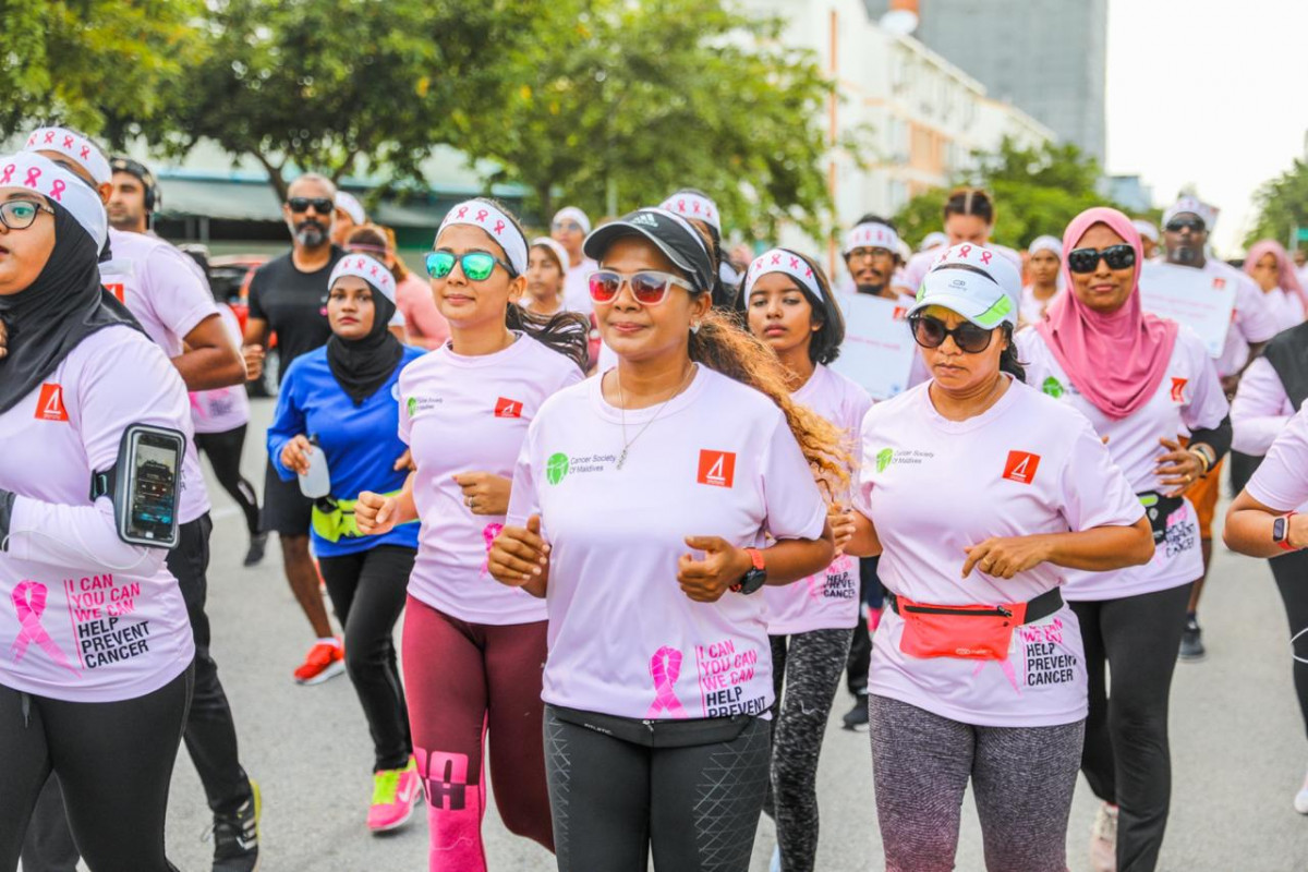 ކެންސަރ ސޮސައިޓީ އޮފް މޯލްޑިވްސް އިން އިސްނަގައިގެން ބީއެމްއެލް އާ ގުޅިގެން ބޭއްވި "ޕިންކް ރިބަން ރަން ވޯކް" ކާމިޔާބުކަމާއެކު ނިންމާލުން -- ފޮޓޯ: ބީއެމްއެލް