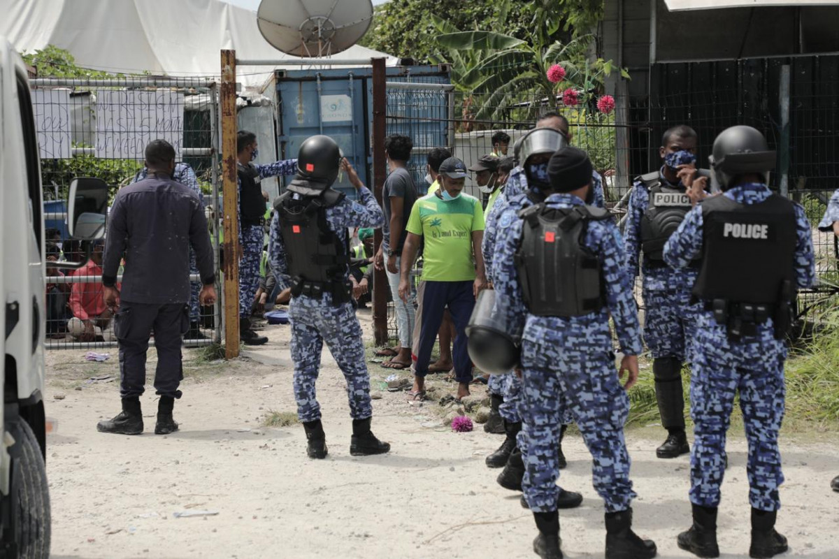 ސިފައިންނާއި ފުލުހުންނަށް ޚާއްސަ ކޮށްގެން ހުޅުމާލޭގައި ހަދަމުންދާ އިމާރާތުގެ މަސައްކަތް ކުރަމުންދާ ތައިލެންޑުގެ އައިލެންޑް އެކްސްޕާޓުގެ ބިދޭސީންނަށް މުސާރަ ނުދޭކަމަށް ބުނެ، 13 ޖުލައި 2020 ގައި ކުރި މުޒާހަރާގެ ތެރެއިން - މުޒާހަރާ ކުރި ބިދޭސީން ގޮވާލާފައިވަނީ މުސާރަދިނުމަށާއި، އެމީހުންގެ ގައުމަށް އަބުރާ ފޮނުވާލަ ދިނުމަށް - ފޮޓޯ: ރާއްޖެއެމްވީ