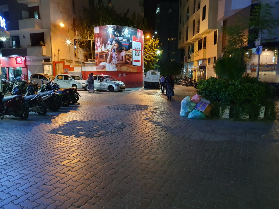 އެއްގަމު އުޅަނދު ރޭގަނޑު 8:00ން ފަތިހު 5:00ށް ދުއްވުން މަނާ ކުރުން - މި ހަފްތާގައި އެކަނި ވެސް 1000 މީހުން ޕޮޒިޓިވްވެ 4 މީހަކު ވަނީ ނިޔާވެފައި - ފޮޓޯ: ރާއްޖެއެމްވީ