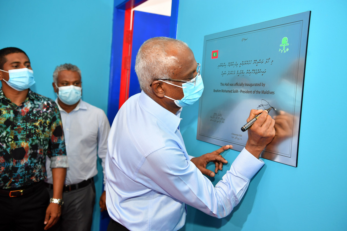 President Ibrahim Mohamed signs the name plate of the table tennis hall at Hulhumalé Mini Sports Complex