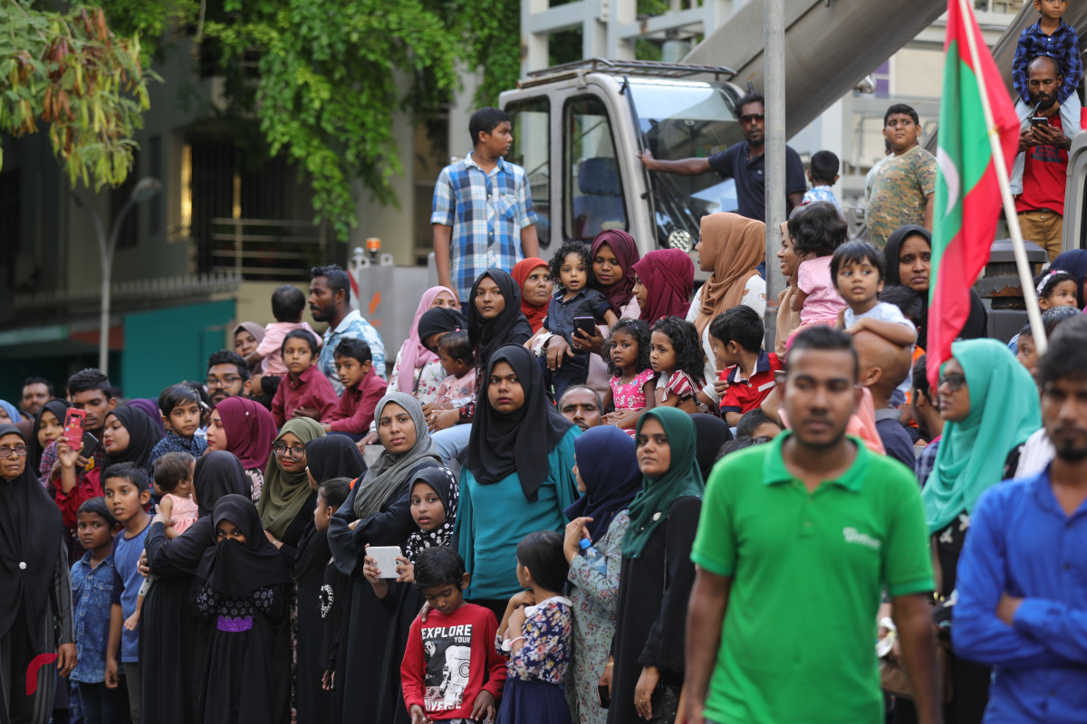 27 ޖުލައި 2019 --މިނިވަން ދުވަހުގެ ޕެރޭޑް ބަލަން އެއްވެ ތިބި މީހުން-- ފޮޓޯ: ޝުއައިބް މުހައްމަދު