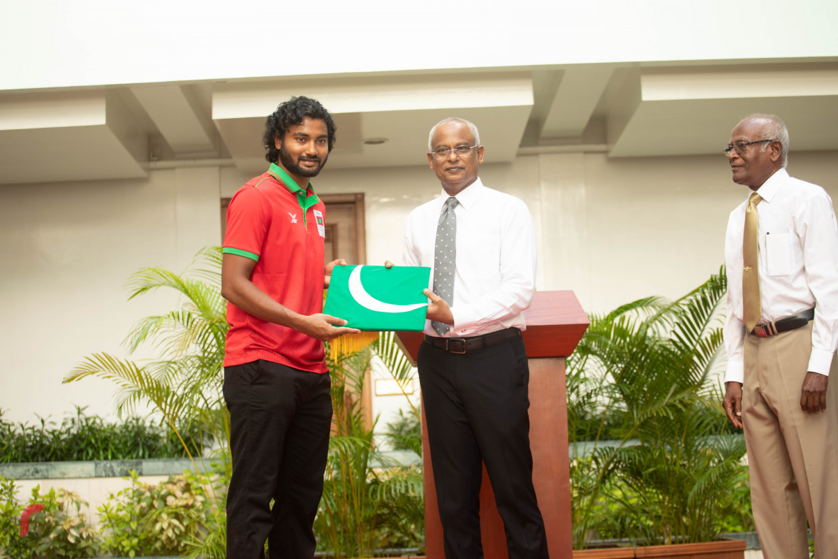 President Solih presents Zabeer with the Maldives flag