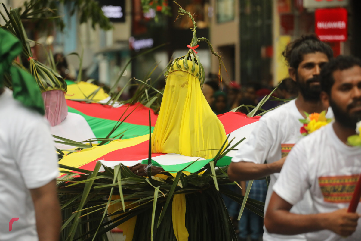 04 ޖޫން 2019 --މާލޭގައި މާލި ނެރުމުގެ ހަރަކާތުގެ ތެރެއިން، މި ހަރަކާތް ބަލާލުމަށް ގިނަ އަދަދެއްގެ މީހުން ވަނީ ޖަމާވެފައި-- ފޮޓޯ: ޝުއައިބް މުހައްމަދު