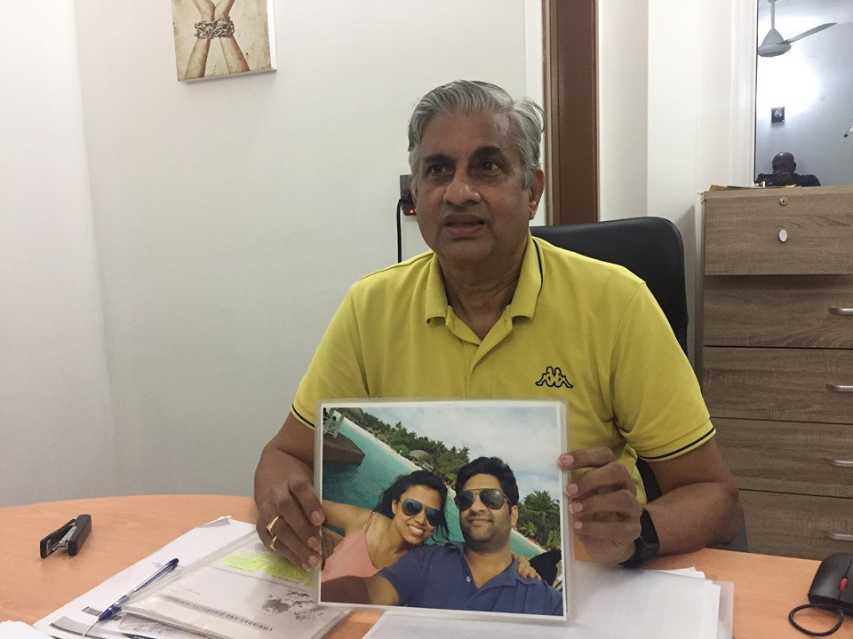 ޝިރީޝްގެ ބައްޕަ އޭނާގެ ދަރިފުޅުގެ ފޮޓޯ ހިފައިގެން