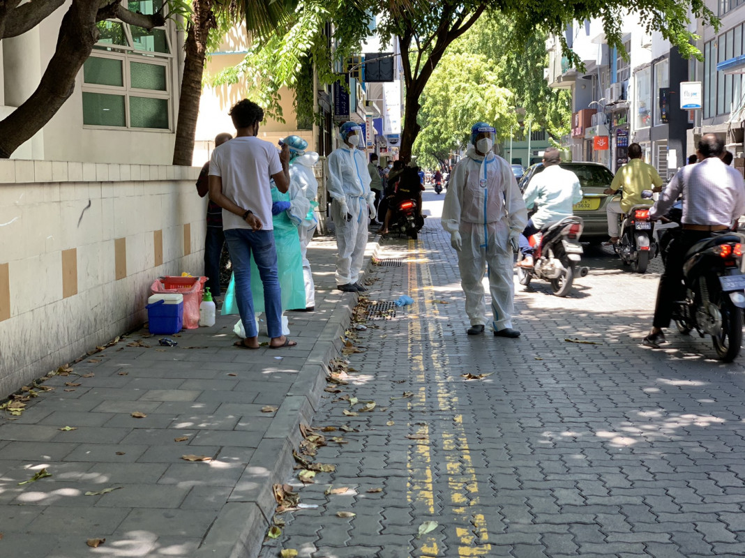 ކޮވިޑް އަށް ޓެސްޓު ކުރުމަށް ސާމްޕަލް ނެގުން