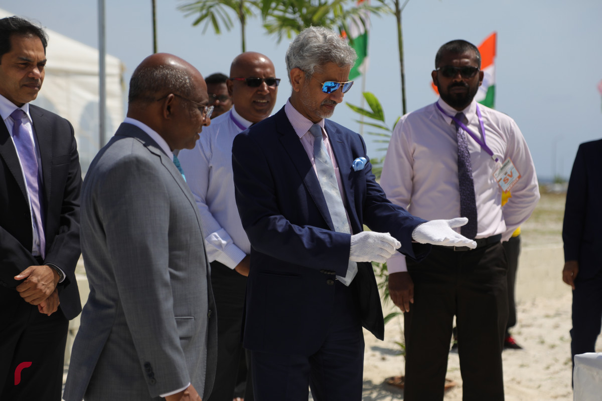 04 ސެޕްޓެމްބަރ 2019، ހުޅުމާލެ، ހުޅުމާލެ ފޭސް 2ގައި އިމާރާތްކުރަން ހަމަޖެހިފައިވާ އިންޑިއާ އެމްބަސީގެ އާ އިމާރާތުގެ ބިންގާ އެޅުމުގެ ރަސްމިއްޔާތުގެ ތެރެއިން އިންޑިއާގެ އެކްސްޓާނަލް އެފެއާޒް މިނިސްޓަރު ޑރ. ސުބްރަމާނިއަމް ޖައިޝަންކަރު އަދި ފޮރިން މިނިސްޓަރ އަބްދުﷲ ޝާހިދު ބިންގާ އަޅައިދިނުމަށް ތައްޔާރުވަނީ--ފޮޓޯ: ޝުއައިބް މުހައްމަދު