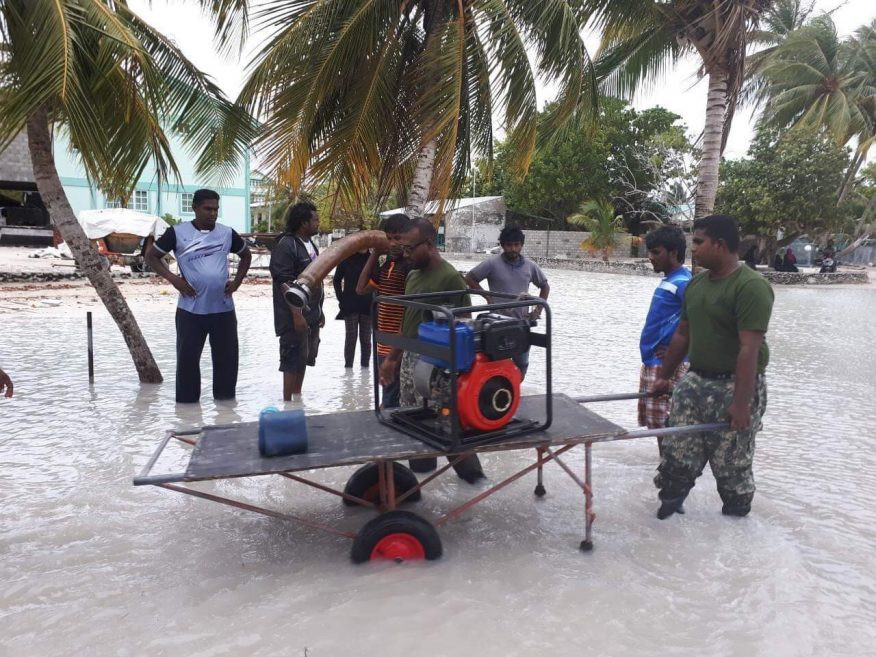 މާއެނބޫދޫއަށް އުދަ އަރާ ފެންބޮޑުވެފައި ވާތީ ސިފައިން އެހީ ވަނީ - ފޮޓޯ: އެމްއެންޑީއެފް