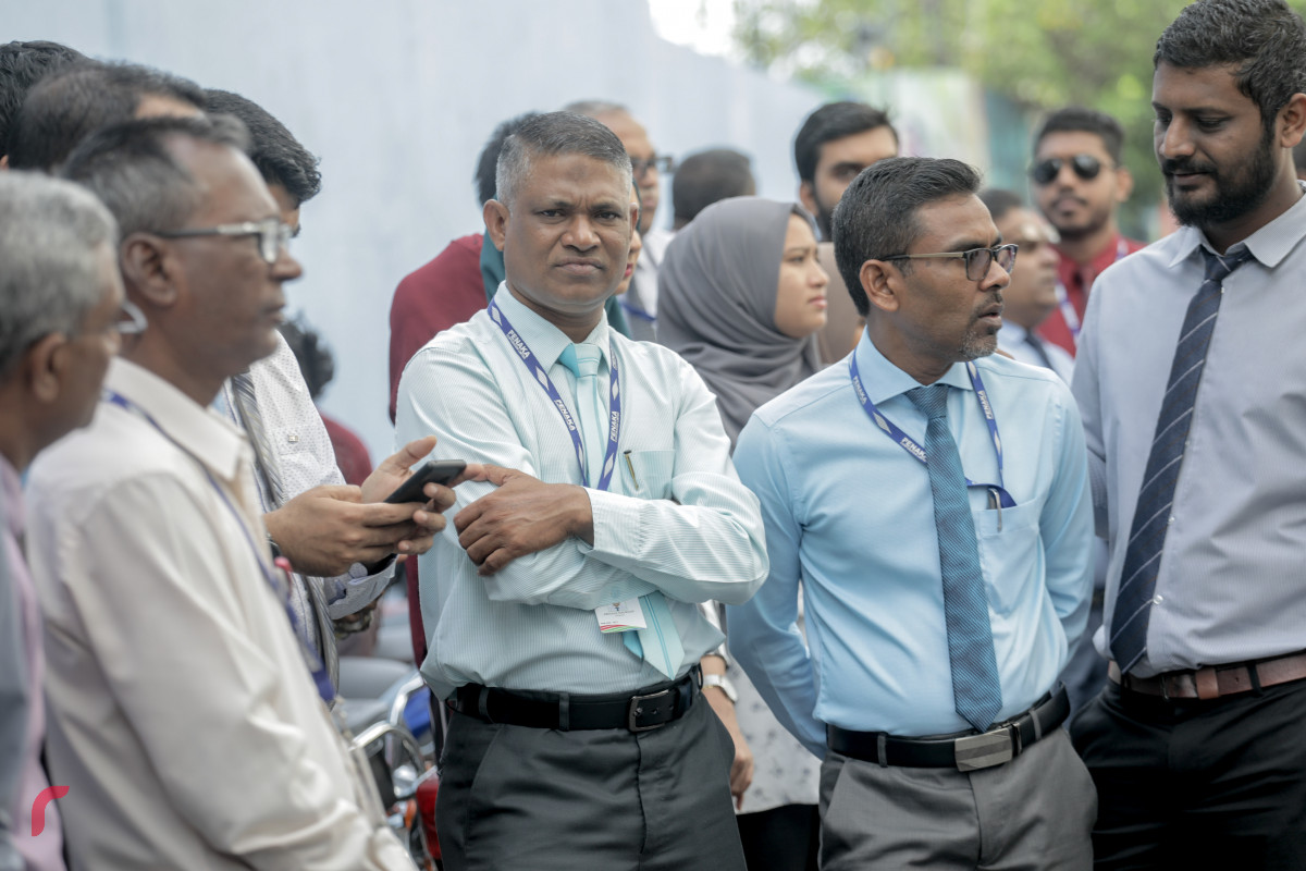 1 ޖުލައި 2019 --ފެނަކަ ކޯޕަރޭޝަންގެ މުއައްޒަފުން ކުރަޕްޝަނައާއި ދެކޮޅަށް ސޮއިކުރުމަށް ބޭއްވި ހަރަކާތުގެ ތެރެއިން. ފެނަކައިގެ ހުރިހާ މުވައްޒަފުން ވަނީ މި އިގުރާރުގައި ސޮއިކޮށްފައި.-- ފޮޓޯ: ޝުއައިބް މުހައްމަދު