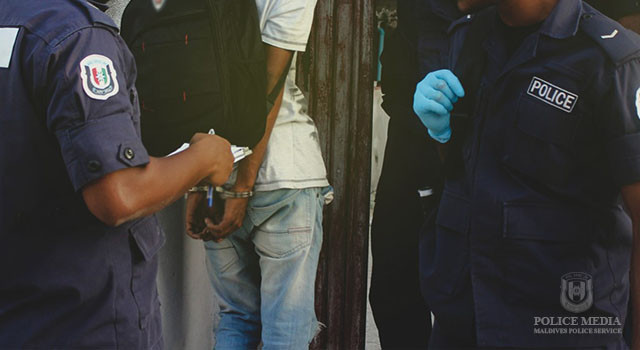 ފުލުހުން މީހަކު ހައްޔަރު ކުރުމުގެ ތެރެއިން ނަގާފައިވާ ފޮޓޯއެއް- ފުލުހުން އަމަލުކޮށްފައިވަނީ ހަމަޖެހިފައިވާ އިޖުރާތުތަކާއި ޚިލާފަށް ކަމަށްވާނަމަ ފިޔަވަޅު އަޅާނެކަމަށް ފުލުހުން މައުލޫމާތުދޭ