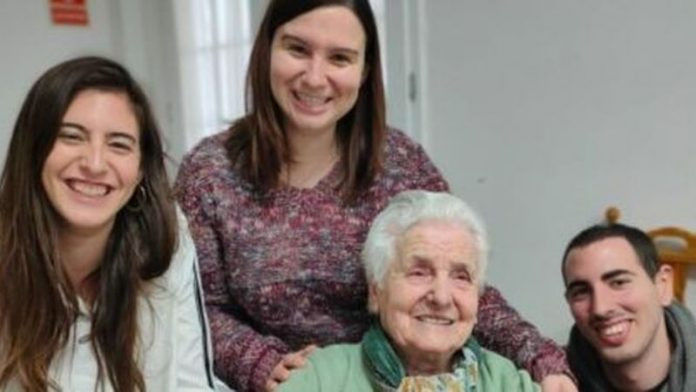 އާނާ ޑެލް ވަލޭ، އޭނާއަށް މާމަ ކިޔާ ދަރިންނާއެކު