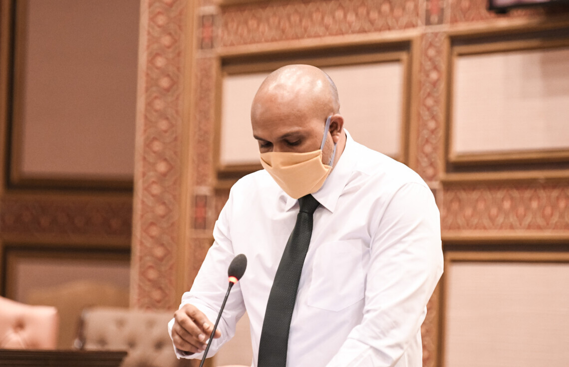 ނިއު ނޯމަލް އުސޫލުތަކުގެ ތެރެއިން ބޭއްވުނު ފުރަތަމަ ޖަލްސާގައި، ތިނަދޫ ދެކުނު ދާއިރާގެ މެމްބަރު އަބްދުﷲ ސަނީފް ވާހަކަ ދައްކަވަނީ  -- ފޮޓޯ މަޖިލިސް އިދާރާ