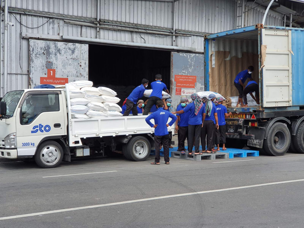 އެސްޓިއޯ ކާޑު ގުދަނުން ކާޑުގެ ބާވަތްތައް ޑެލިވަރީ ކުރުމުގައި