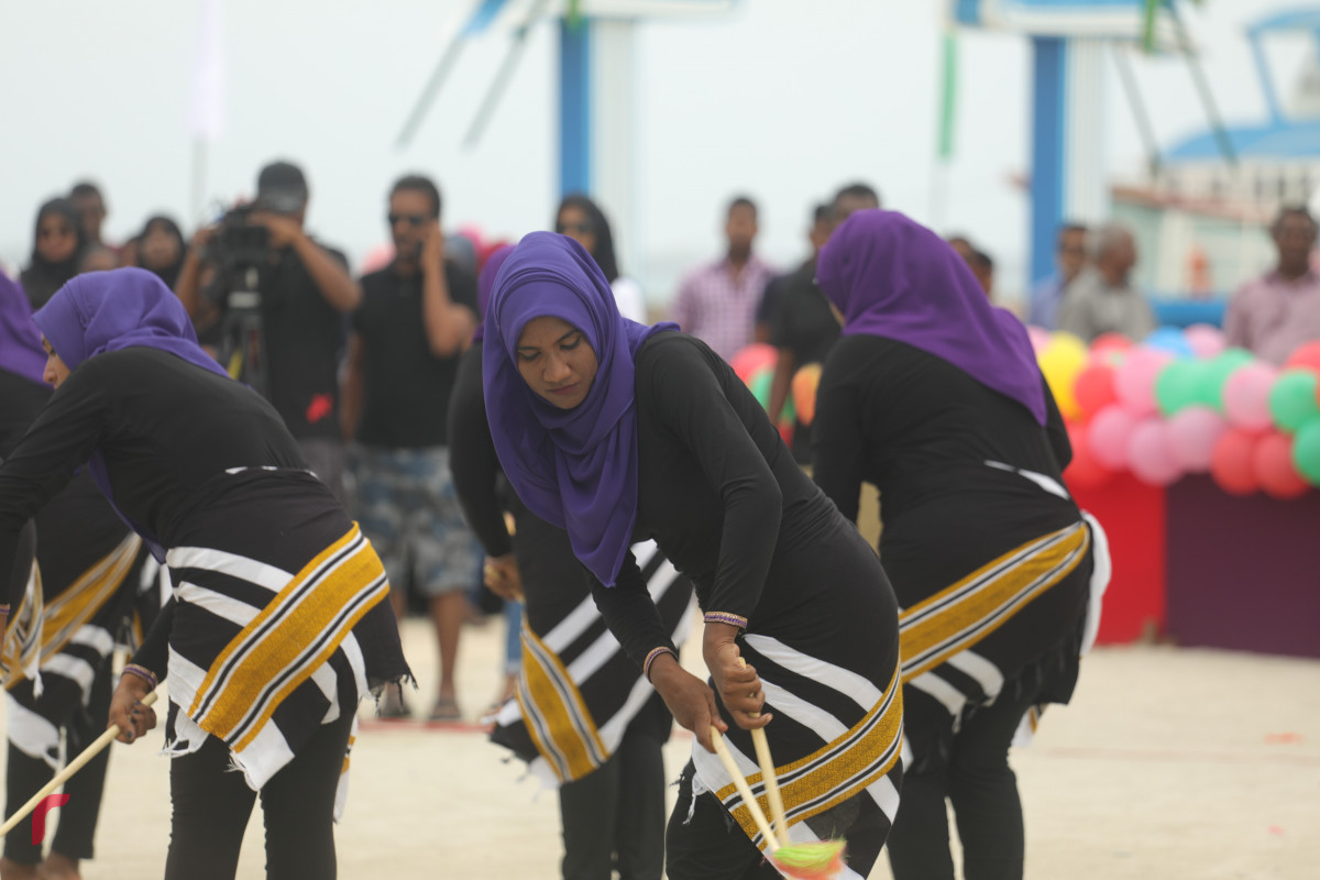 12 އޯގަސްޓް 2019/ ހއ.ހޯރަފުށި --ހޯރަފުށީގައި ކުރިޔަށް ގެންދެވުން އަންހެންވެރިންގެ ދަފި ނެގުމުގެ ހަރަކާތުގެ ތެރެއިން. މި ހަރަކާތުގައި ވަނީ ހޯރަފުށީގެ ތާރީހު ދައްކުވައިދޭ ތަމްސީލެއްގެ އިތުރުން ސަގާފީ ހަރަކާތްތަކެއް ކުރިޔަށް ގެންގޮއްސައި-- ފޮޓޯ: ޝުއައިބް މުހައްމަދު