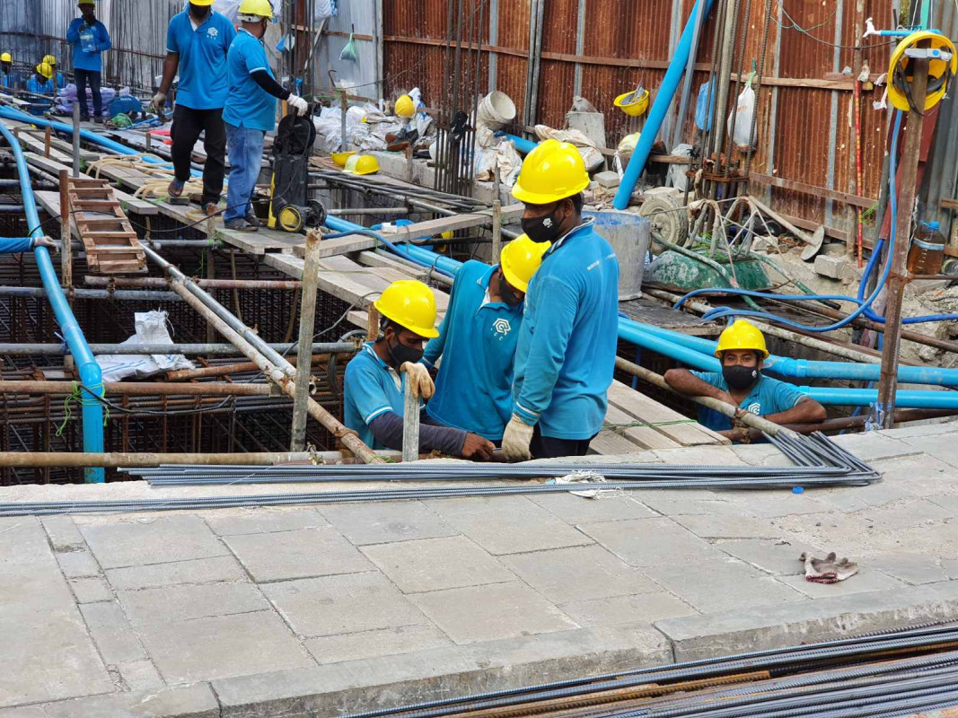 މާލޭގެ ކޮންސްޓްރަކްޝަން ސައިޓެއްގައި ބިދޭސީން މަސައްކަތްކުރަނީ