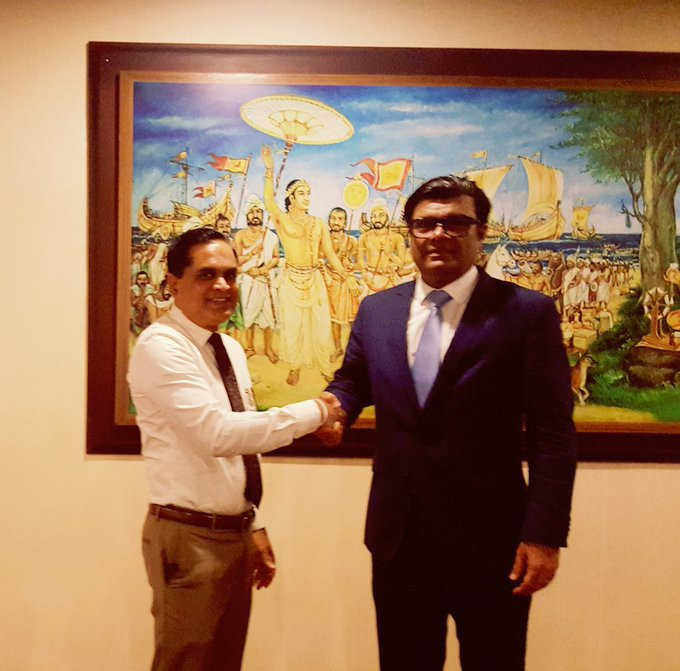 ުުއުމަރު އަބްދުއްރައްޒާގު ސްރީލަންކާގެ ކޮންޓްރޯލަރ ޖެނެރަލް އޮފް އިމިގްރޭޝަން އެމިގްރޭޝަން އާއި ސަލާމްކުރައްވަނީ