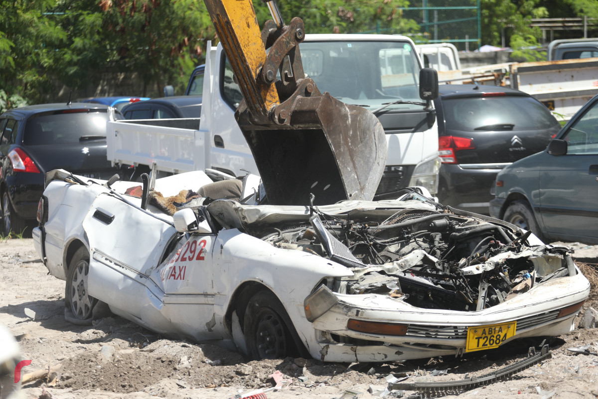 15 ޖޫން 2019 -- ޓޯކޮށްފައިވާ ބައެއް ވެހިކަލްތައް ނައްތާލަނީ-- ފޮޓޯ: ޝުއައިބް މުހައްމަދު