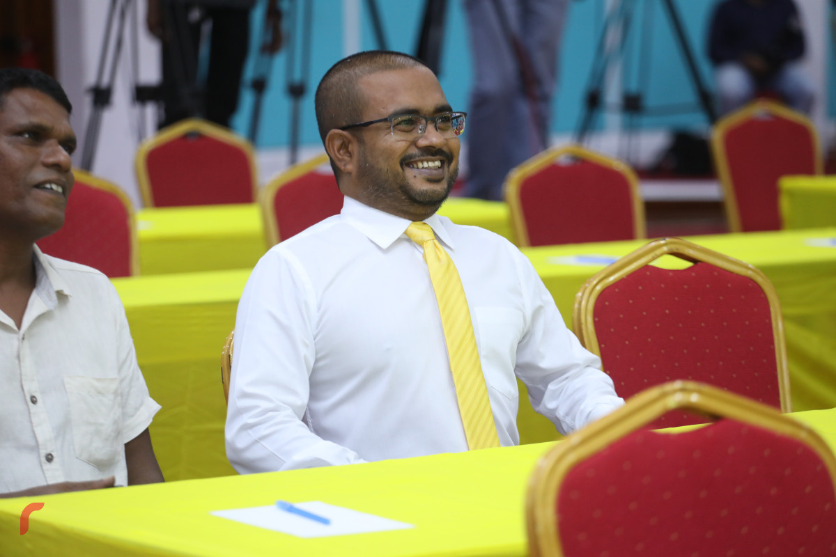 28 މެއި 2019: 19 ވަނަ ރައްޔިތުން މަޖިލީހުގެ ރައީސް އާއި ނައިބު ރައީސަކަށް ހުށަހަޅާނެ ބޭފުޅުން ކަނޑައެޅުމަށް އެމްޑީޕީން ބޭއްވި ބައްދަލުވުމުގެ ތެރެއިން، އައްޑޫ ސިޓީ ފޭދޫ ދާއިރާގެ އިންތިހާބީ މެންބަރު މުހައްމަދު ނިހާދު. - ފޮޓޯ: ޝުއައިބް މުހައްމަދު