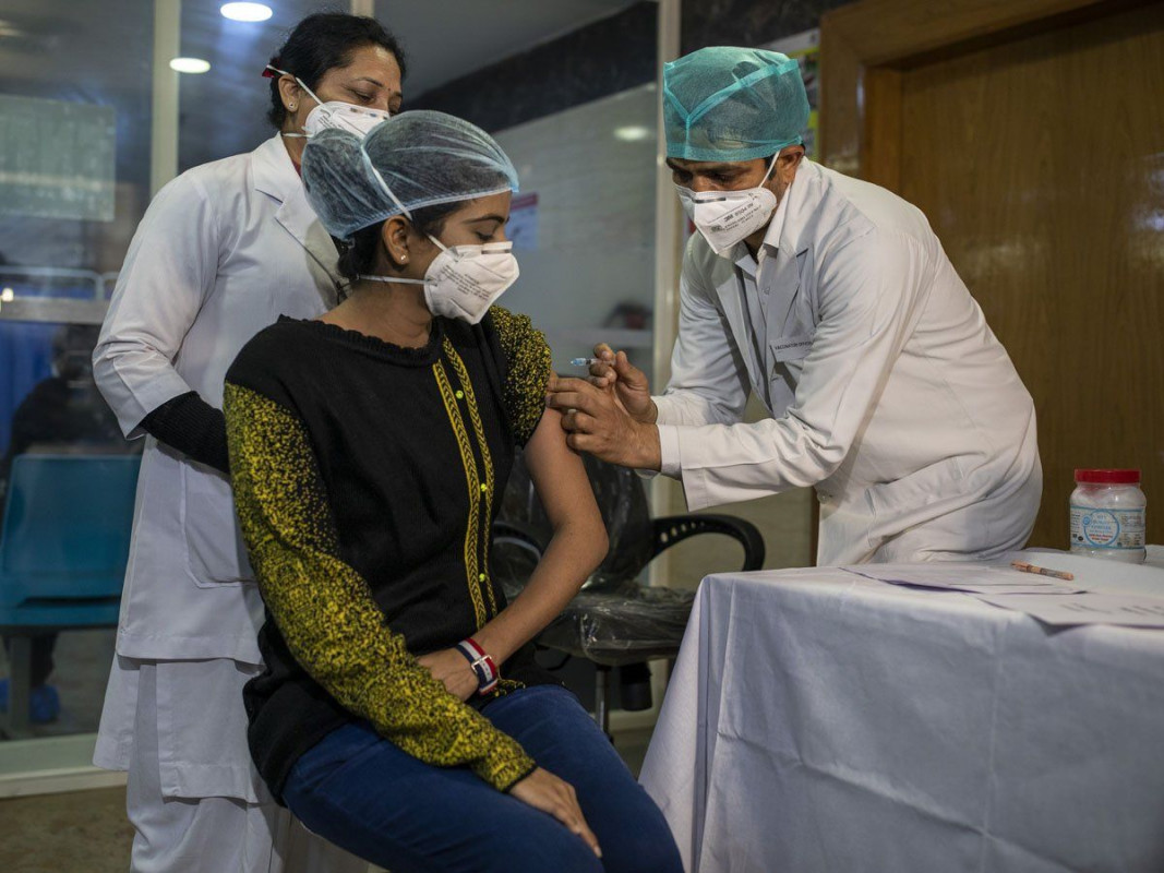 ކޮވިޑް-19 އަށް ވެކްސިން ދެމުންދާ މަންޒަރު