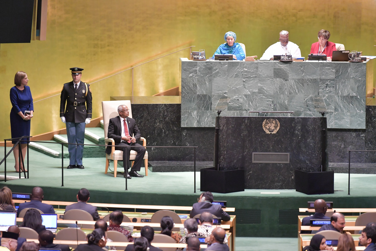 ރައީސުލްޖުމްހޫރިއްޔާގެ ވާހަކަފުޅުގައި މައުނަވީ ޑިމޮކްރަސީއެއްގައި އޮންނަ ކަމަކީ ހަމައެކަނި އިންތިޚާބުތައް ބޭއްވުން ނޫންކަމަށާއި އޭގެ އިތުރުން ރައްޔިތުންނާ ގުޅޭ މުހިންމު ނިންމުންތައް ނިންމުމުގައި ރައްޔިތުންގެ ބައިވެރިވުން އިތުރުކުރަން ޖެހޭ ކަމަށްވެސް ވިދާޅުވި -- ފޮޓޯ: ރައީސް އޮފީސް