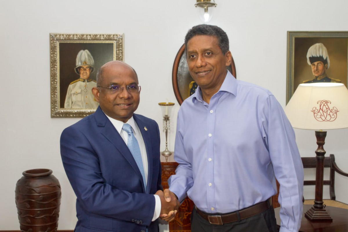 މިނިސްޓަރ ޝާހިދު ސީޝެލްސްގެ ރައީސްއާއި ބައްދަލުކުރައްވަނީ