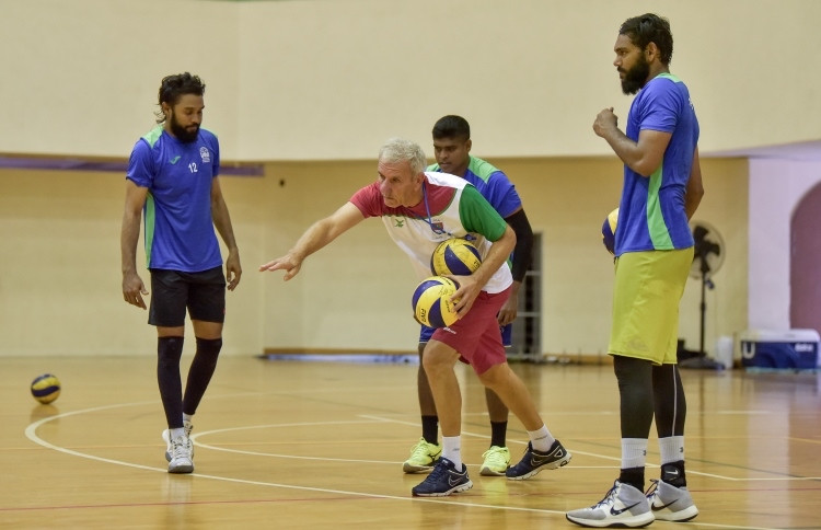 ސާބިއާގެ މިލޮރަޑް ކިޔާޗް ގައުމީ ވޮލީބޯޅަ ޓީމަށް އިރުޝާދު ދެނީ