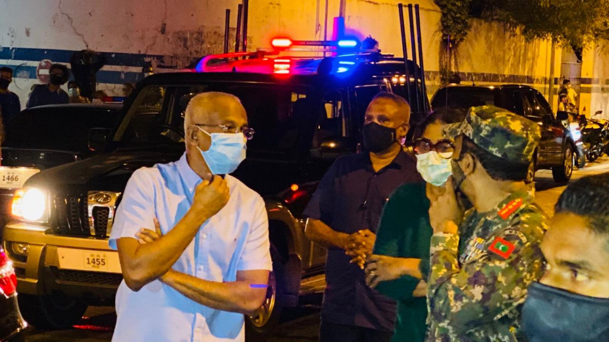 އަލިފާންގަނޑު ރޯވި ސަރަހައްދަށް ރައީސުލްޖުމްހޫރިއްޔާ އިބްރާހީމް މުހައްމަދު ޞާލިހު ވަޑައިގަތުން - ރައީސް ވިދާޅުވީ އަލިފާނުގެ ހާސިދާގެ އިތުރުން ބަލިމަޑުކަމެއް އެބައޮތް ކަމަށާއި، ފެތުރެން ދިމާވަނީ އެންމެން އެއްތަނަކަށް އެއްވެ ގައިގޯޅިވާތީ ކަމަށް - ފޮޓޯ: ރާއްޖެއެމްވީ