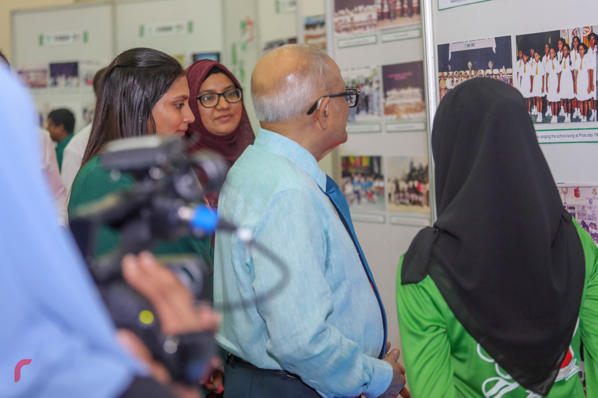 25 ޖުލައި 2019 --ކަލާފާނު ސުކޫލުގެ 30 ވަނަ އަހަރީ ދުވަސް ފާހަގަކުރުމުގެ ގޮތުން ބޭއްވި ފޮޓޯ މައުރަޒު ހުޅުވުމުގެ ރަސްމިއްޔާތު ޝަރަފުވެރި ކޮށްދެއްވުމަށްފަހު ރައީސް މައުމޫން މައުރަޒު ބައްލަވައިލަނީ- ފޮޓޯ: ޝުއައިބް މުހައްމަދު