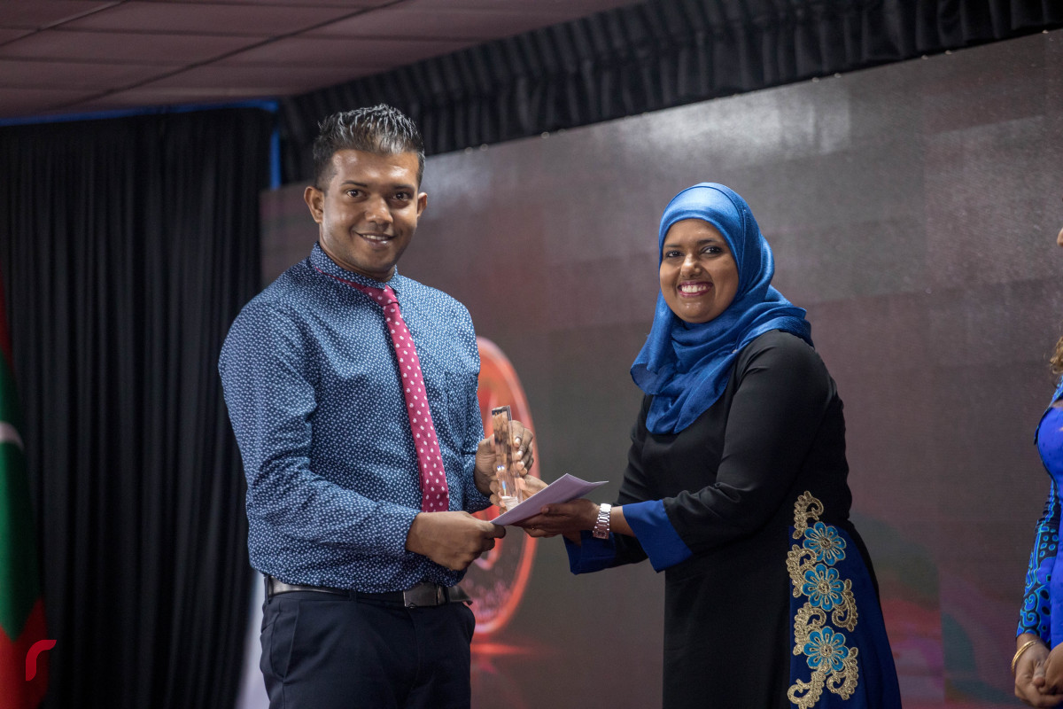 8 ޖުލައި 2019 --ރިވެލި އެވޯޑު ދިނުން. ޖެންޑަރ މިނިސްޓަރ ޝިދާތާ ޝަރީފް އެވޯޑް ދެއްވަނީ- ފޮޓޯ: ޝުއައިބް މުހައްމަދު