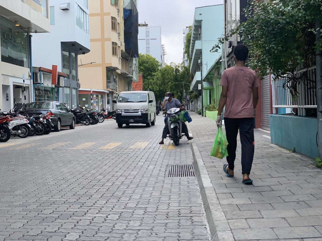 މާލޭގެ މަޖީދީ މަގުން މީހަކު ހިނގާފައި ދަނީ؛ ލޮކްޑައުންގެ ފުރަތަމަ ފޭސް މާދަމާއަށް ހަމަވާނެ