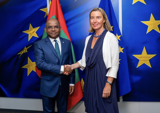 ފޮރިން މިނިސްޓަރު ޝާހިދު އާއި އީޔޫ ކޮމިޝަންގެ ނައިބް ރައީސް ބައްދަލު ކުރައްވަނީ