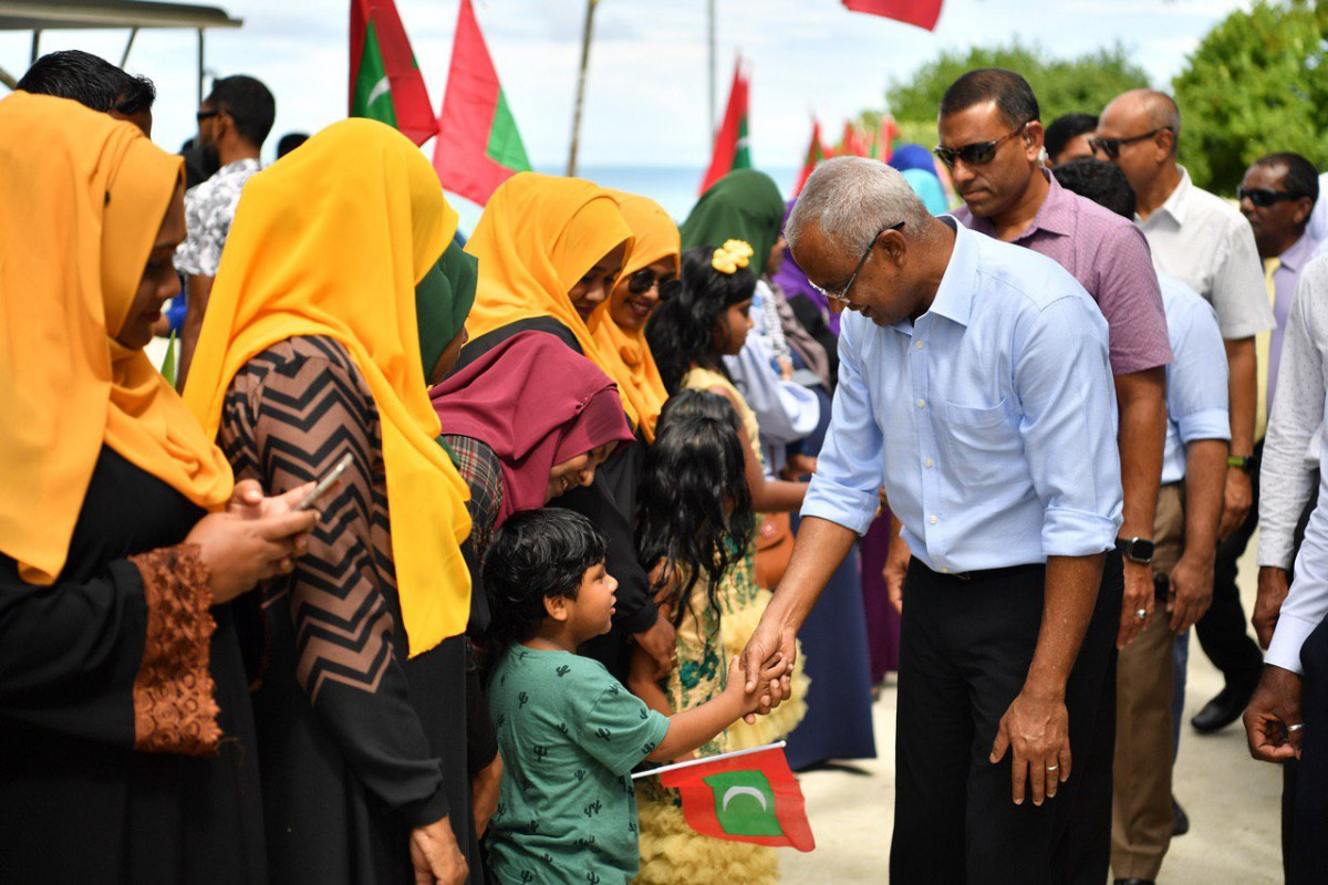 ރައީސް ޞާލިޙު ކުޑަކުއްޖަކާ ސަލާމް ކުރައްވަނީ