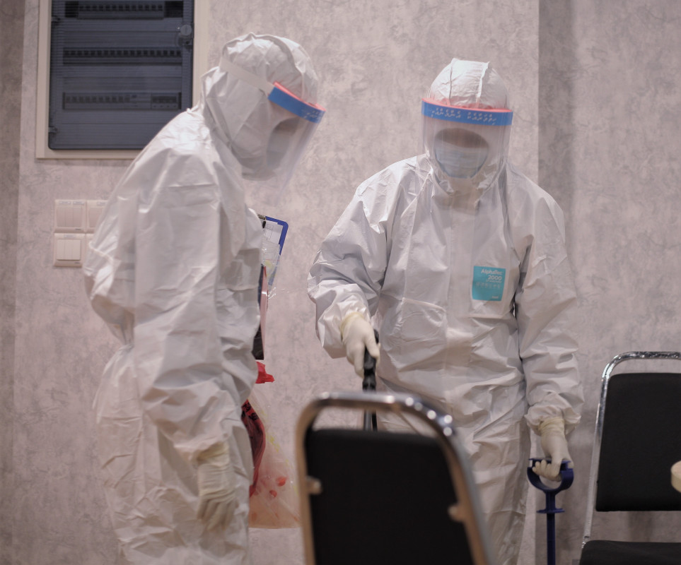 ކޮވިޑް19 އަށް ޓެސްޓުކުރުމަށްފަހު، ފަންނީ ޓީމުން، ޓެސްޓު ނެގި ސަރަހައްދު ޑިސްއިންފެކްޓު ކުރަނީ - ފޮޓޯ: ރާއްޖެއެމްވީ