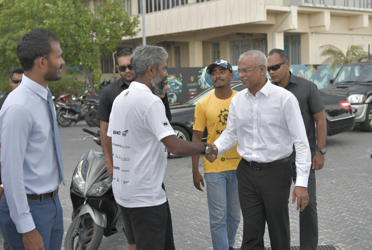 24 ޖޫން 2019 --ރާޅުގުޑީގެ ހަރަކާތްތައް ބައްލަވައިލައްވާ ރައީސް ސާލިހް ބައިވެރިންނާއި ބައްދަލުކުރެއްވުން.-- ފޮޓޯ: ރައީސް އޮފީސް