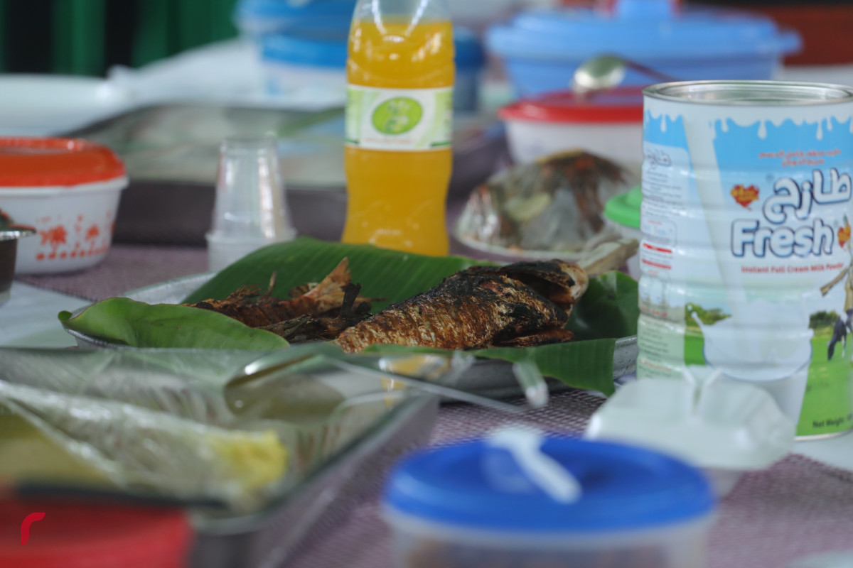 11 އޮގަސްޓު 2019/ ހއ.ހޯރަފުށި --ރށުގެ އެންމެން އެކުގައި މެންދުރުގެ ކެއުމަށް އިންސާފު ކުރަނީ. މި ޖާފަތުގައި ގިނަ އަދަދެއްގެ މީހުން ވަނީ ބައިވެރި ވެފަ-- ފޮޓޯ: ޝުއައިބް މުހައްމަދު