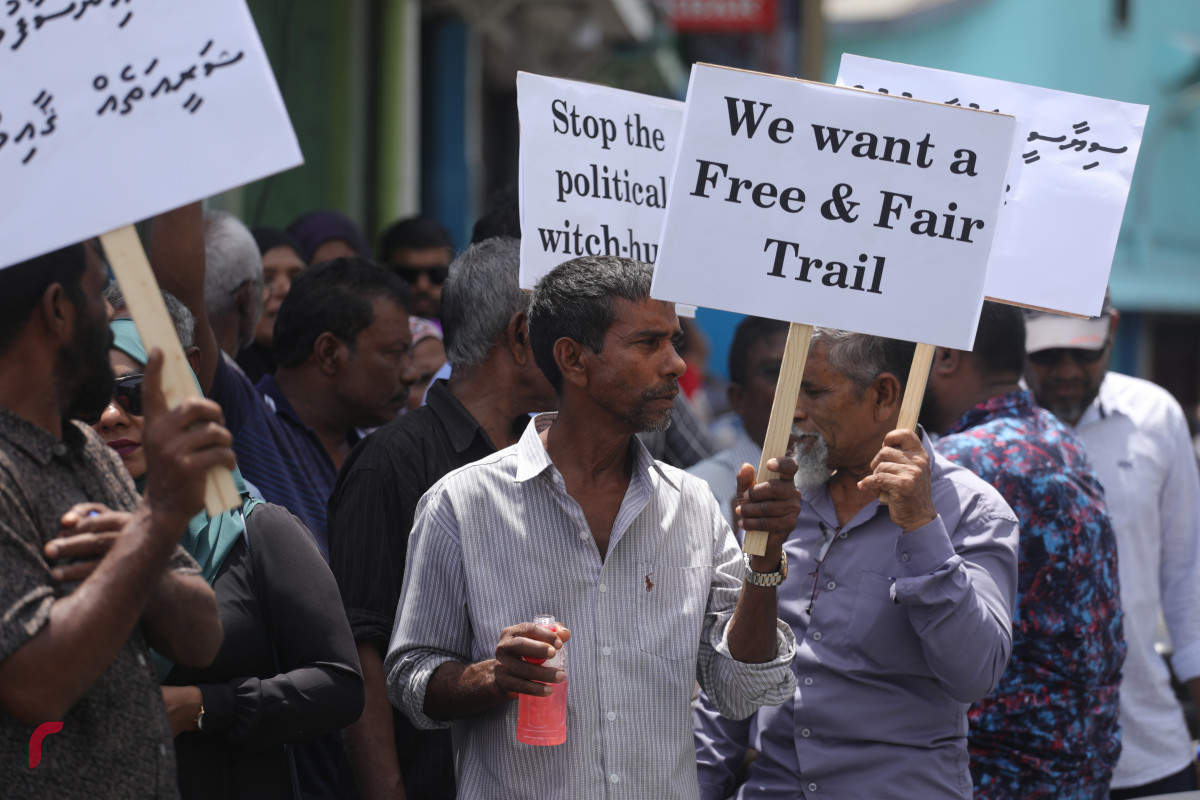 04 އޯގަސްޓް 2019 --ރައީސް ޔާމިން ޝަރީއަތް ކުރިޔަށްދިޔަ ކްރިމިންލް ކޯޓު ކައިރިޔަށް އެއްވެ ތިބި ސަޕޯޓަރުން އަޑުއުފުލަނީ-- ފޮޓޯ: ޝުއައިބް މުހައްމަދު