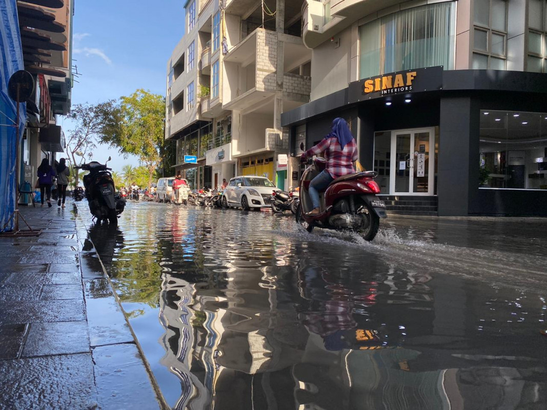 މާލެއަށް އުދަ އެރުން - 14 އޮގަސްޓު 2020 ވަނަ ދުވަހުގެ ހެނދުނު ވެސް މާލޭގެ ބޮޑު ބަޔަކަށް އުދަ އަރާފައިވާއިރު، އެންމެ ފުރަތަމަ އުދަ އަރާފައިވަނީ ސިނަމާލެ ބްރިޖް ސަރަހައްދަށް، އުދަ އެރި ސަރަހައްދުތަކުގެ ތެރޭގައި ކިންގް ސަލްމާން މިސްކިތް ހުންނަ ސަރަހައްދާއި ކާނިވާ ސަރަހައްދުވެސް ހިމެނޭ - ފޮޓޯ: ރާއްޖެއެމްވީ