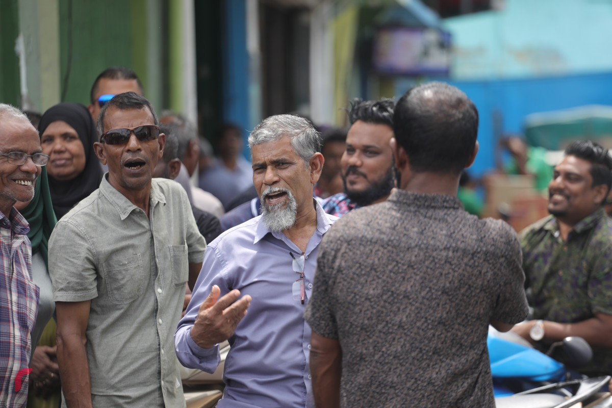 04 އޯގަސްޓް 2019 --ރައީސް ޔާމިން ޝަރީއަތް ކުރިޔަށްދިޔަ ކްރިމިންލް ކޯޓު ކައިރިޔަށް އެއްވެ ތިބި ސަޕޯޓަރުން އަޑުއުފުލަނީ-- ފޮޓޯ: ޝުއައިބް މުހައްމަދު