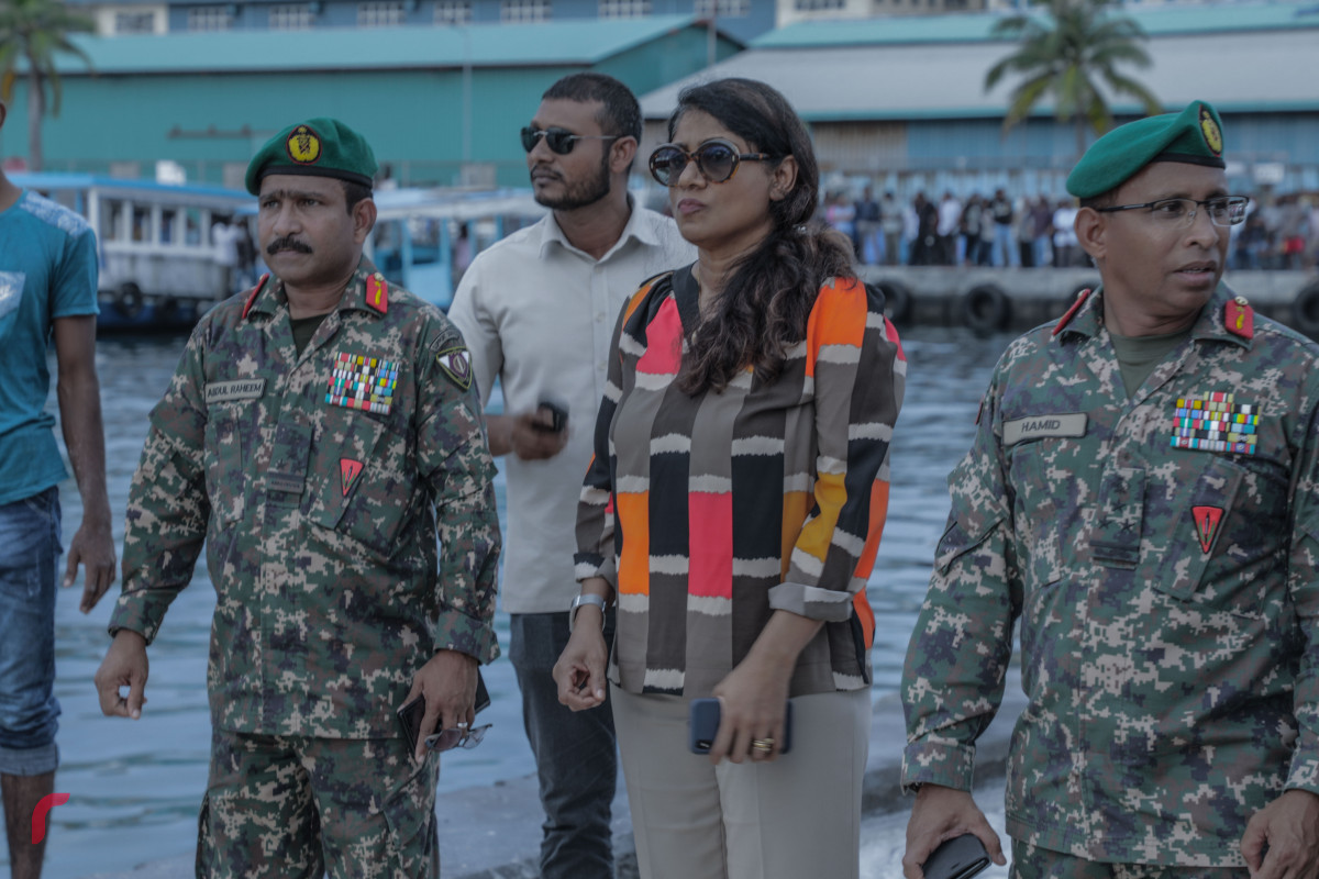 ޓީޖެޓީ ސަރަހައްދުގައި އޮތް ތެޔޮ ބައުޒަރެއްގައި ރޯވި އަލިފާންގަނޑު ނިއްވާލުން - އެ ސަރަހައްދަށް ޑިފެންސް މިނިސްޓަރ މާރިޔާ އަހްމަދު ދީދީއާ ހޯމް މިނިސްޓަރ ޝެއިހް އިމްރާން އަބްދުﷲ ވަނީ ވަޑައިގެންފަ -- ފޮޓޯ: ރާއްޖެ.އެމްވީ