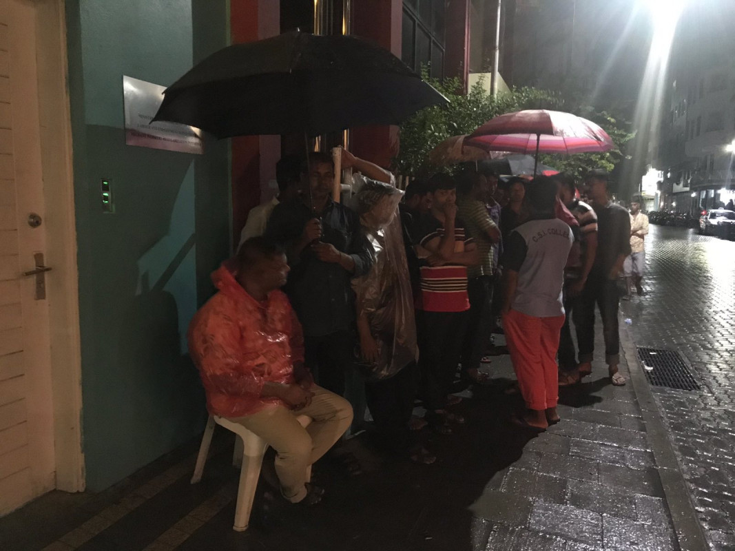 ބިދޭސީން ކިޔޫގައި ޖެހިގެން