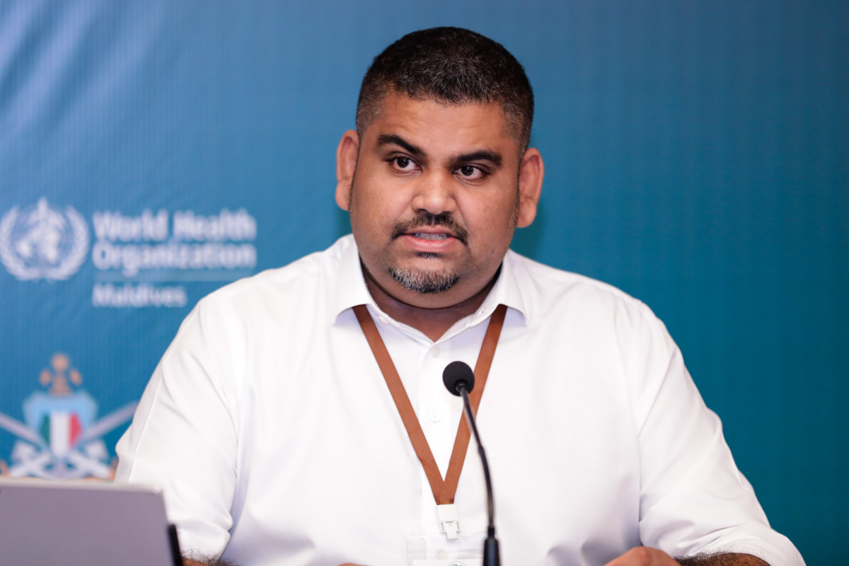 އެންއީއޯސީގެ ތަރުޖަމާނު މަބްރޫކް އަޒީޒް ނޫސްވެރިންނަށް ކޮވިޑް-19 އާ ބެހޭ އެންމެ ފަހުގެ މައުލޫމާތު ހިއްސާ ކުރައްވަނީ